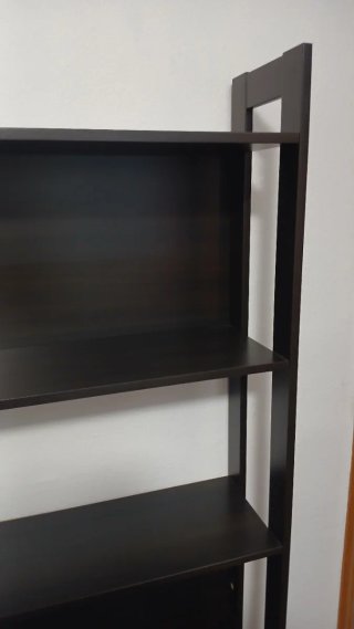 Estantería de madera oscura