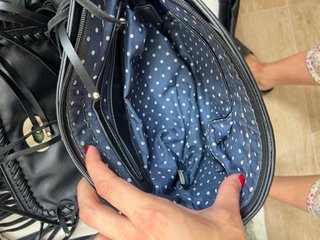 Bolso negro con flecos y cadena dorada