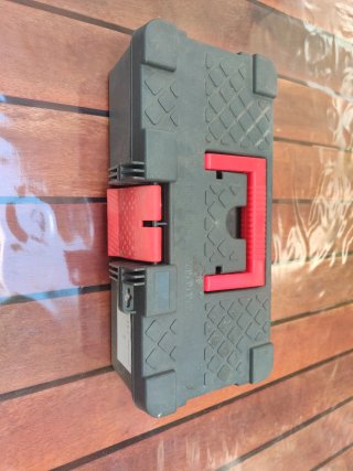 Caja de herramientas con pinzas