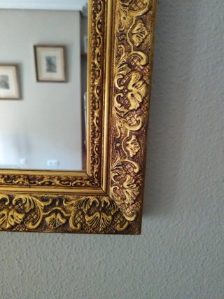 Espejo decorativo con marco dorado