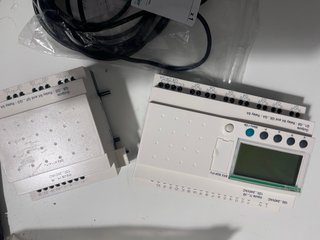Autómata Zelio Schneider SR3 8261FU
