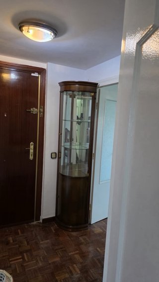 Vitrina rinconera clásica madera y cristal