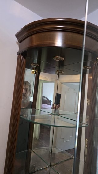 Vitrina rinconera clásica madera y cristal