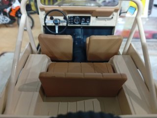 Coche a escala 1:18 Jeep CJ-7