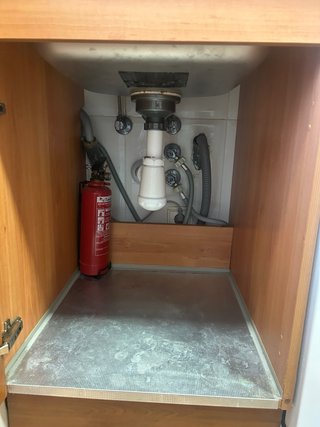 Cocina completa madera, y encimera granito.