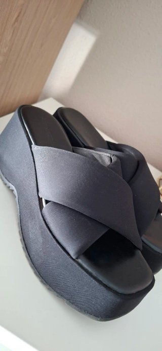 Sandalias negras plataforma cruzadas