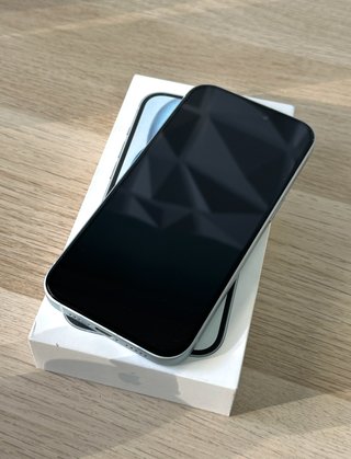 IMPECABLE iPhone 15