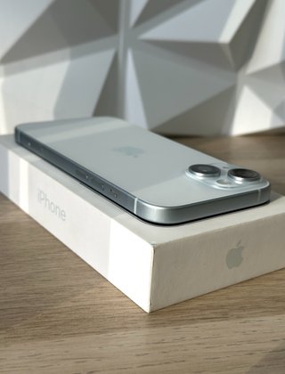 IMPECABLE iPhone 15
