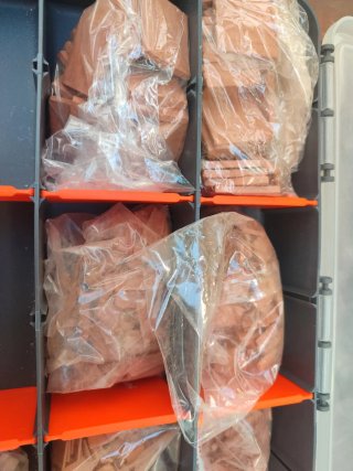 Piezas de modelismo en caja organizadora