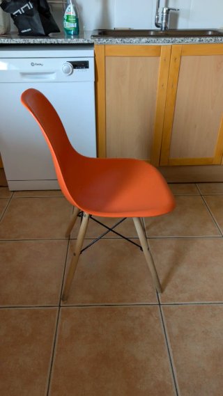 Mesa con apertura y 4 sillas de diseño