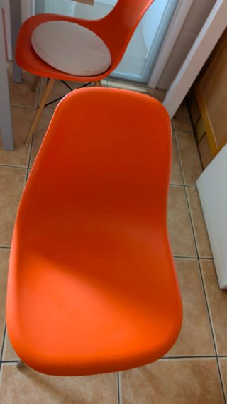 Mesa con apertura y 4 sillas de diseño