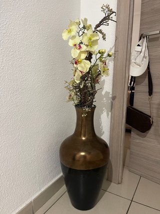 OFERTON! Jarrón alto includio  flores artificiales