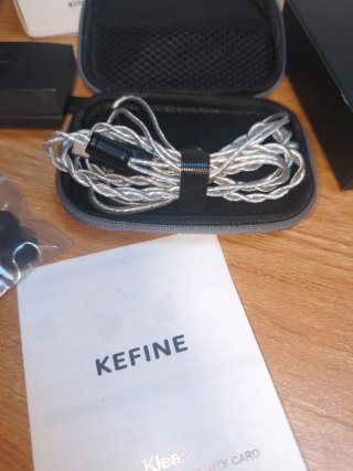 Auriculares Kefine negros y plateados
