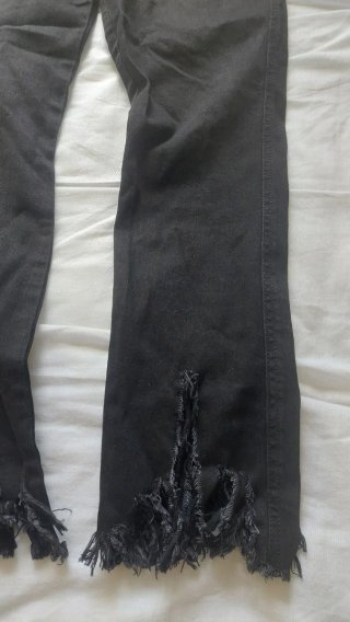 Pantalón cropped negro con flecos