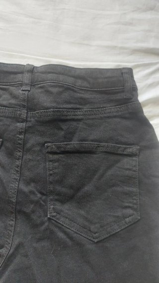 Pantalón cropped negro con flecos