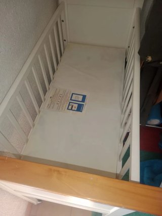 Minicuna blanca de madera