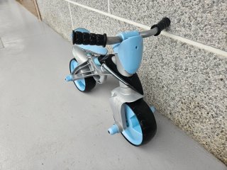 Bicicleta de equilibrio azul y plateada