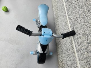 Bicicleta de equilibrio azul y plateada
