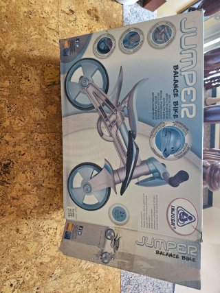 Bicicleta de equilibrio azul y plateada