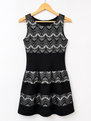 Vestido negro con encaje blanco