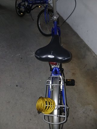 Bicicletas plegables azules para autocaravana
