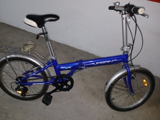 Bicicletas plegables azules para autocaravana