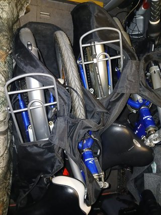 Bicicletas plegables azules para autocaravana