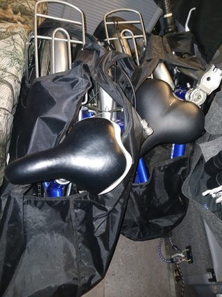 Bicicletas plegables azules para autocaravana