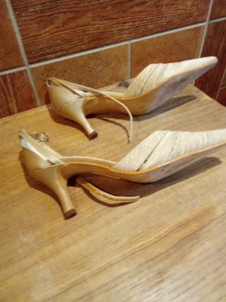 Zapatos de fiesta dorados Ana & Ana