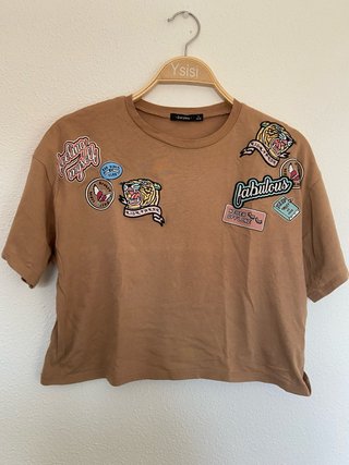 Camiseta Bershka marrón con parches