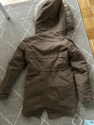 Parka marrón con capucha de pelo