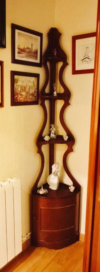 Rinconera de madera marrón