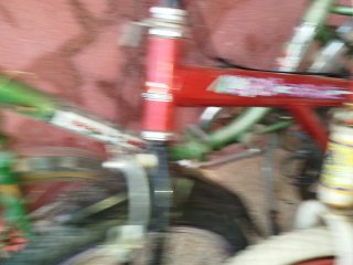 Bicicleta infantil roja y blanca