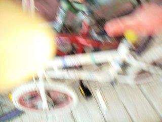 Bicicleta infantil roja y blanca