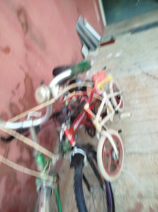Bicicleta infantil roja y blanca