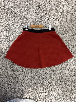 Falda Billabong roja y negra