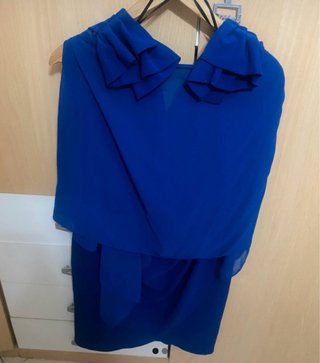 Vestido de fiesta azul con volantes