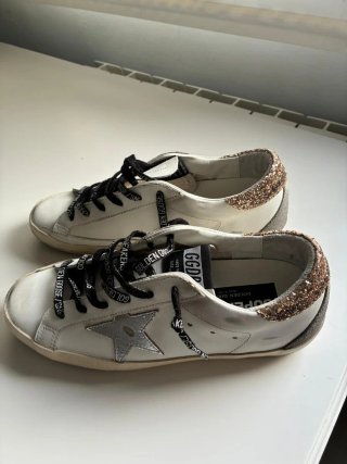 Golden Goose Superstar Sneakers Blancas y Doradas