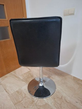 Silla giratoria negra y plateada
