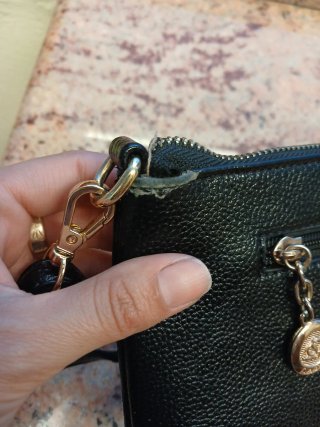 Borsetta nera con logo oro