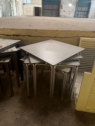 LOTE DE MESAS Y SILLAS
