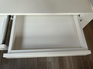 Escritorio blanco con 2 cajones