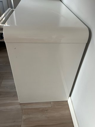 Escritorio blanco con 2 cajones