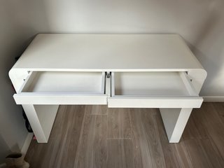 Escritorio blanco con 2 cajones