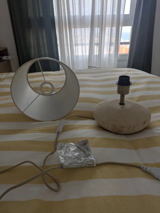 Lámpara de noche Zara Home madera y pantalla beige