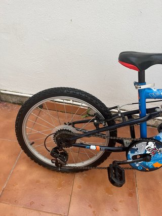 Bicicleta infantil azul con suspensión