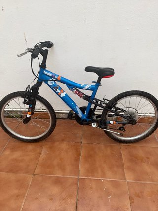 Bicicleta infantil azul con suspensión