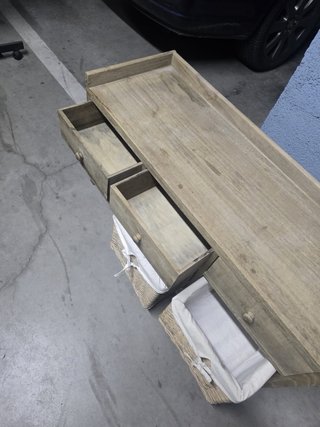 Mueble de almacenaje de madera y mimbre