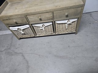 Mueble de almacenaje de madera y mimbre