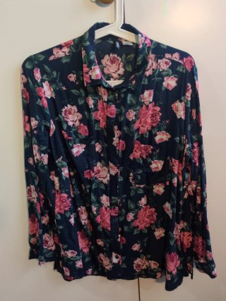 Camisa floral azul y rosa